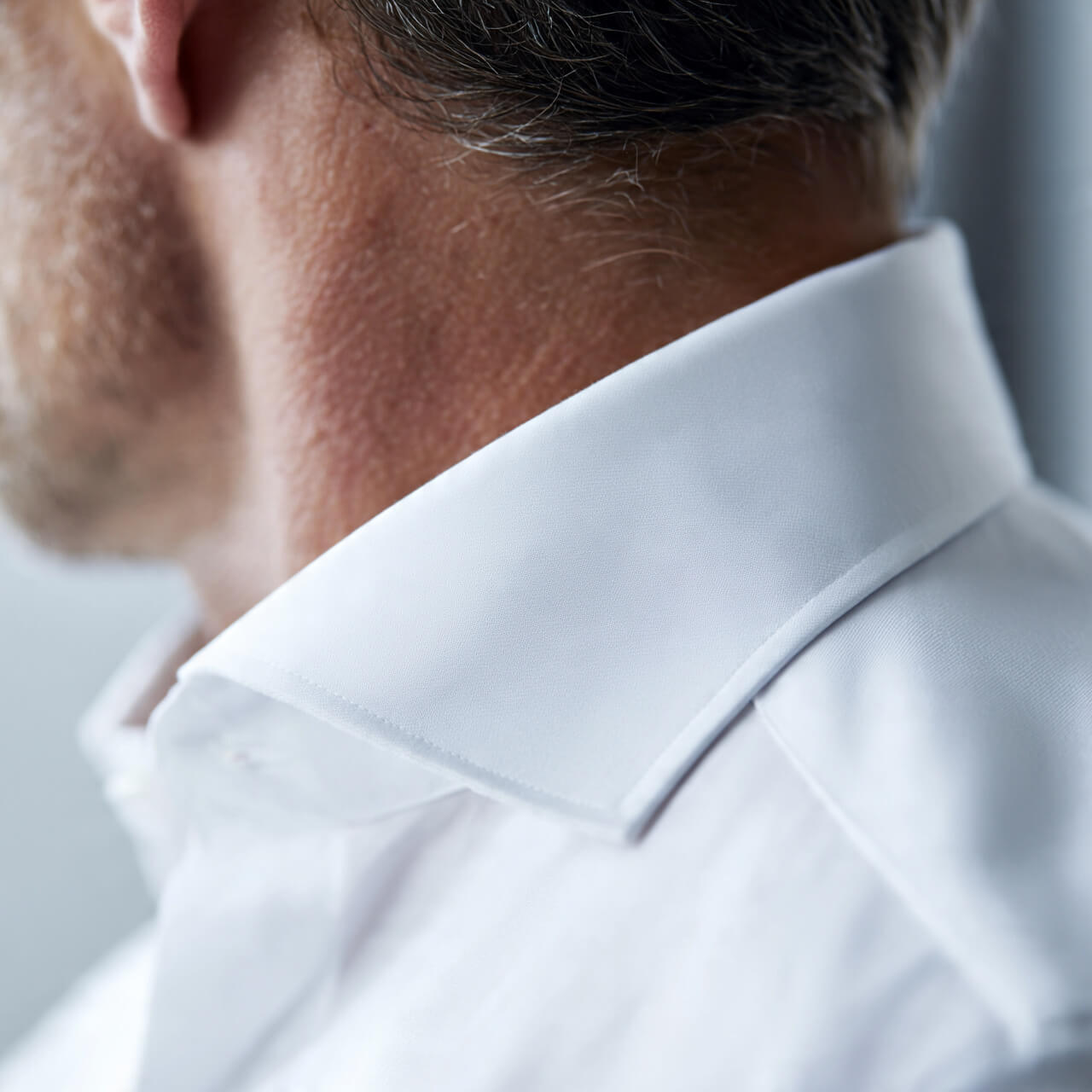 Dettaglio del colletto e della cucitura sulla spalla di una camicia su misura da uomo