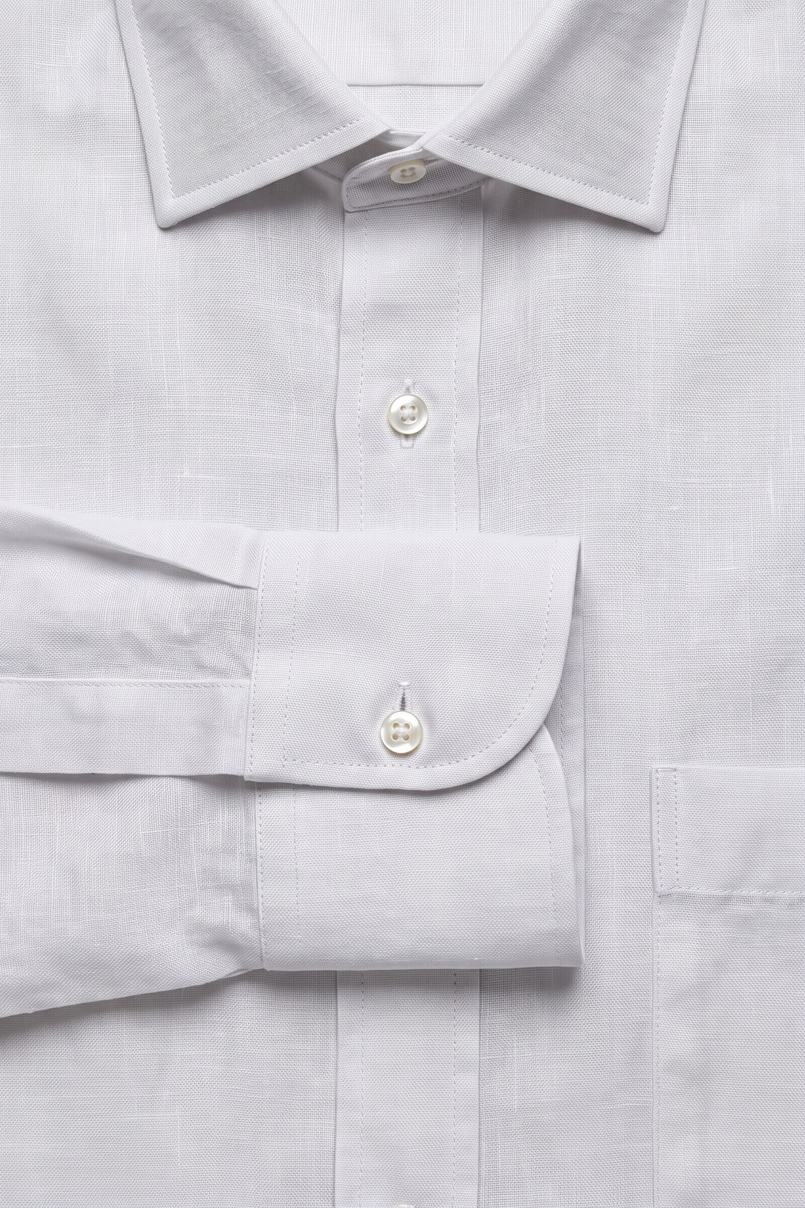 Particolare del polsino della camicia su misura Lino Bianco