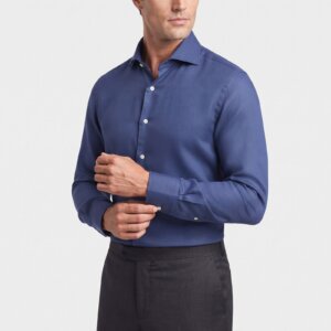 Camicia su misura Lino Blu Oltremare indossata, vista di tre quarti