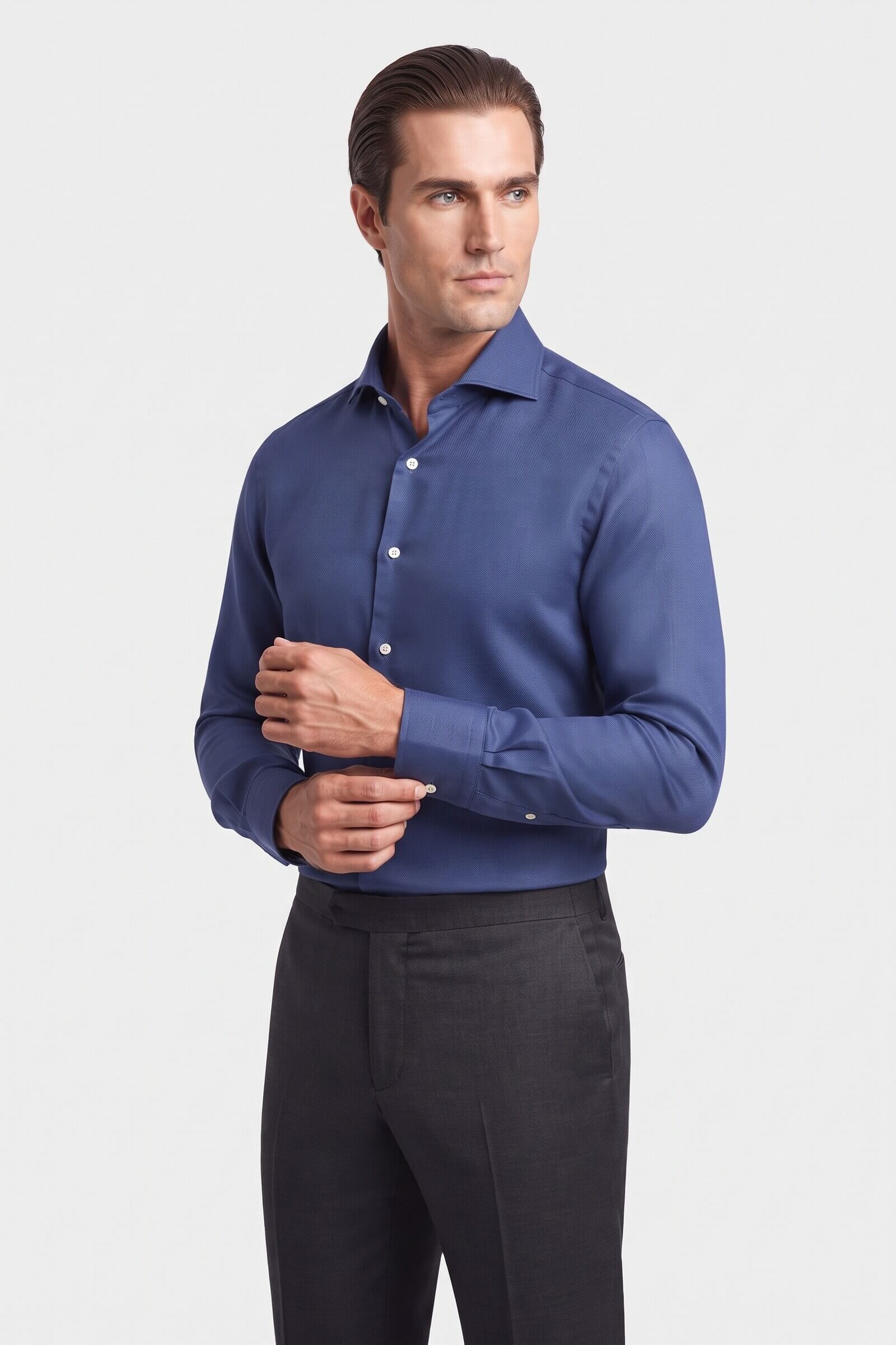 Camicia su misura Lino Blu Oltremare indossata, vista di tre quarti