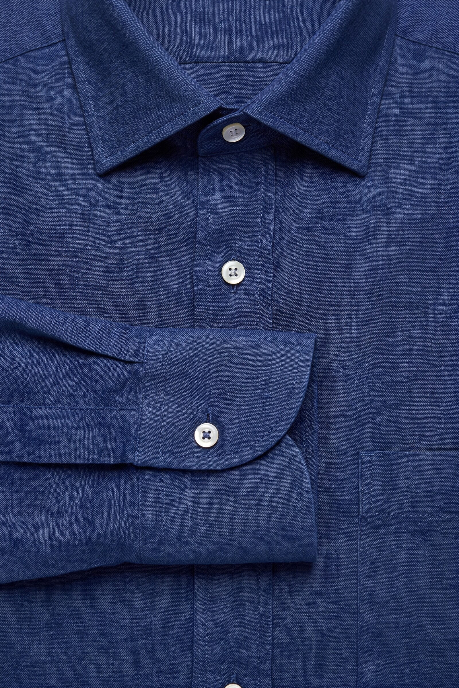 Particolare del polsino della camicia su misura Lino Blu Oltremare