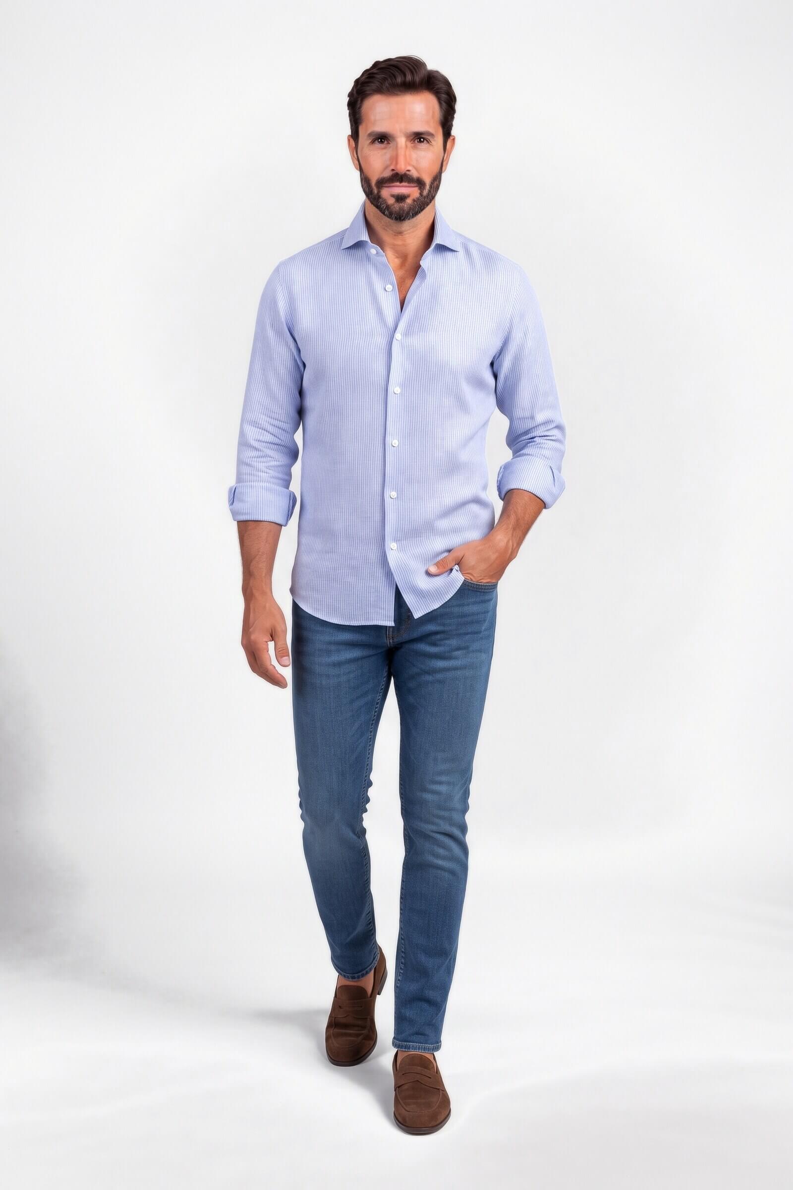 Camicia su misura Lino Micro Rigato Azzurro in un look casual