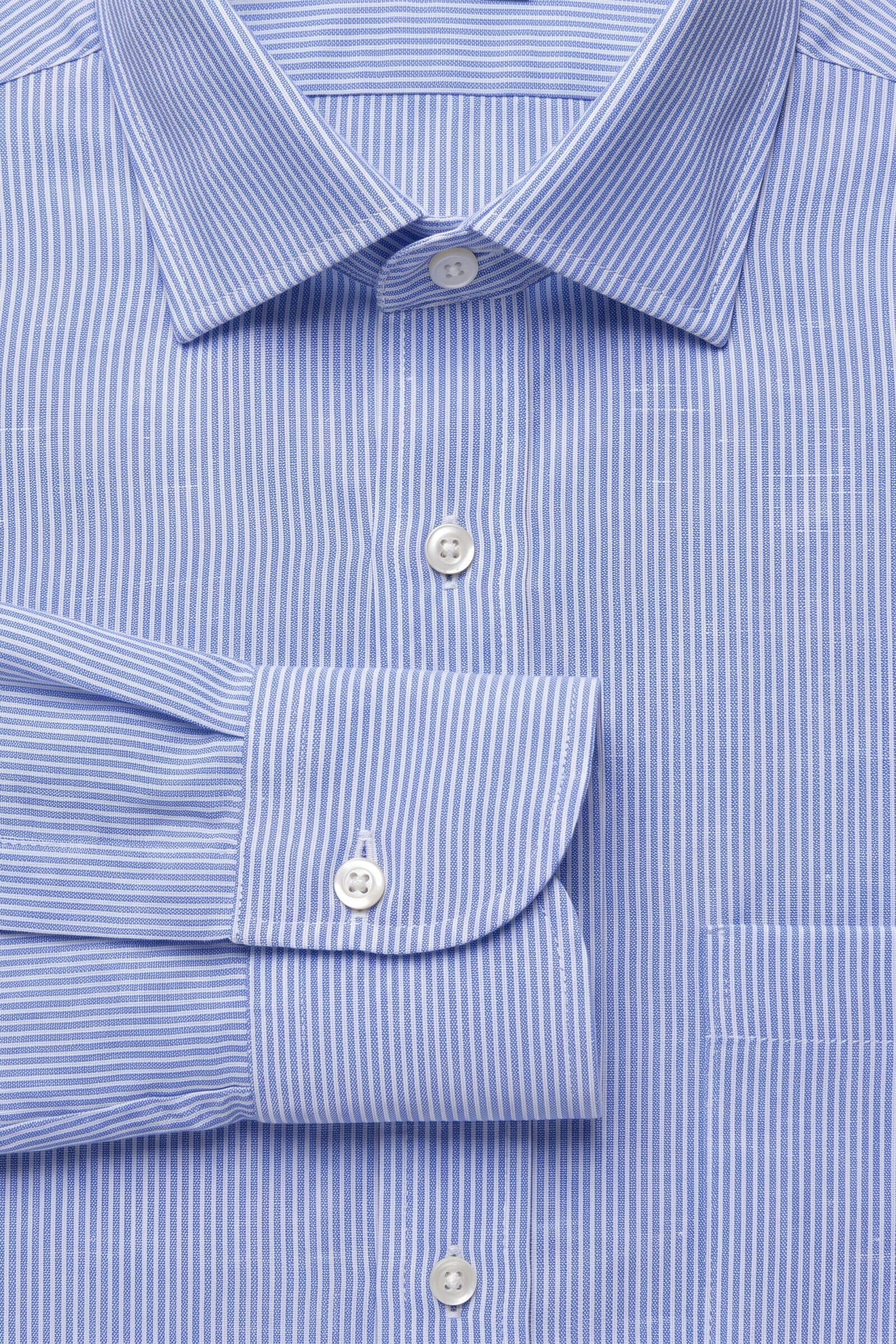 Particolare del polsino della camicia su misura Lino Micro Rigato Azzurro