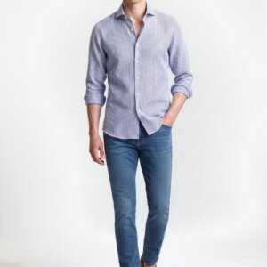 Camicia su misura Lino Rigato Marinaro in un look casual