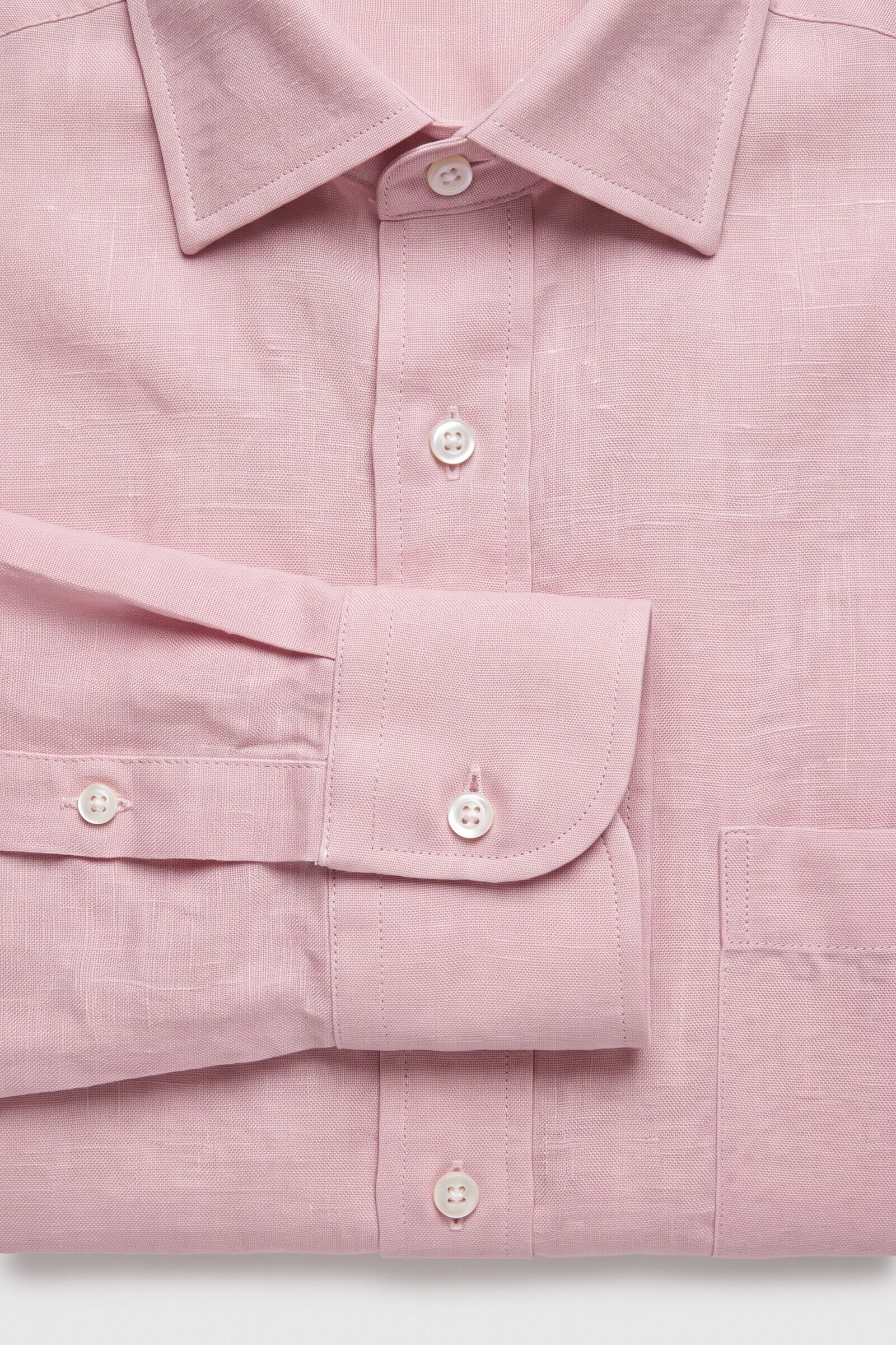 Particolare del polsino della camicia su misura Lino rosa chiaro