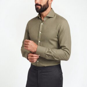 Camicia su misura Lino Verde Oliva indossata, vista di tre quarti