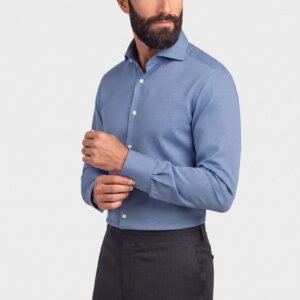 Camicia su misura Oxford Blu Acciaio indossata, vista di tre quarti
