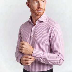 Camicia su misura Oxford Pinpoint Rigato Sangria indossata, vista di tre quarti