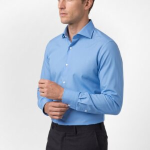 Camicia su misura Popeline Azzurro Acceso indossata, vista di tre quarti