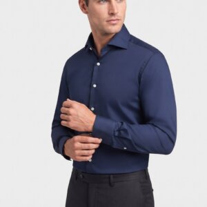 Camicia su misura Popeline Blu Notte indossata, vista di tre quarti