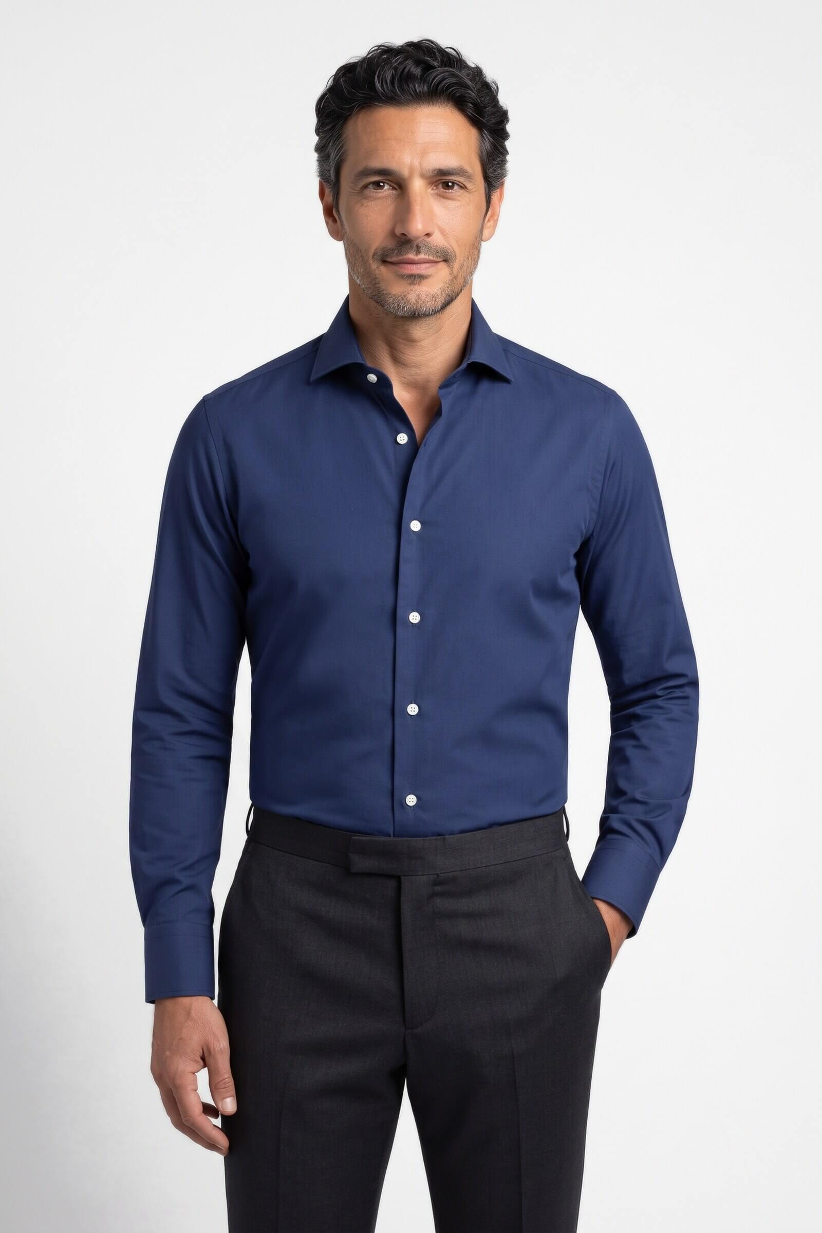 Camicia su misura Popeline Blu Notte Perlato indossata, vista frontale