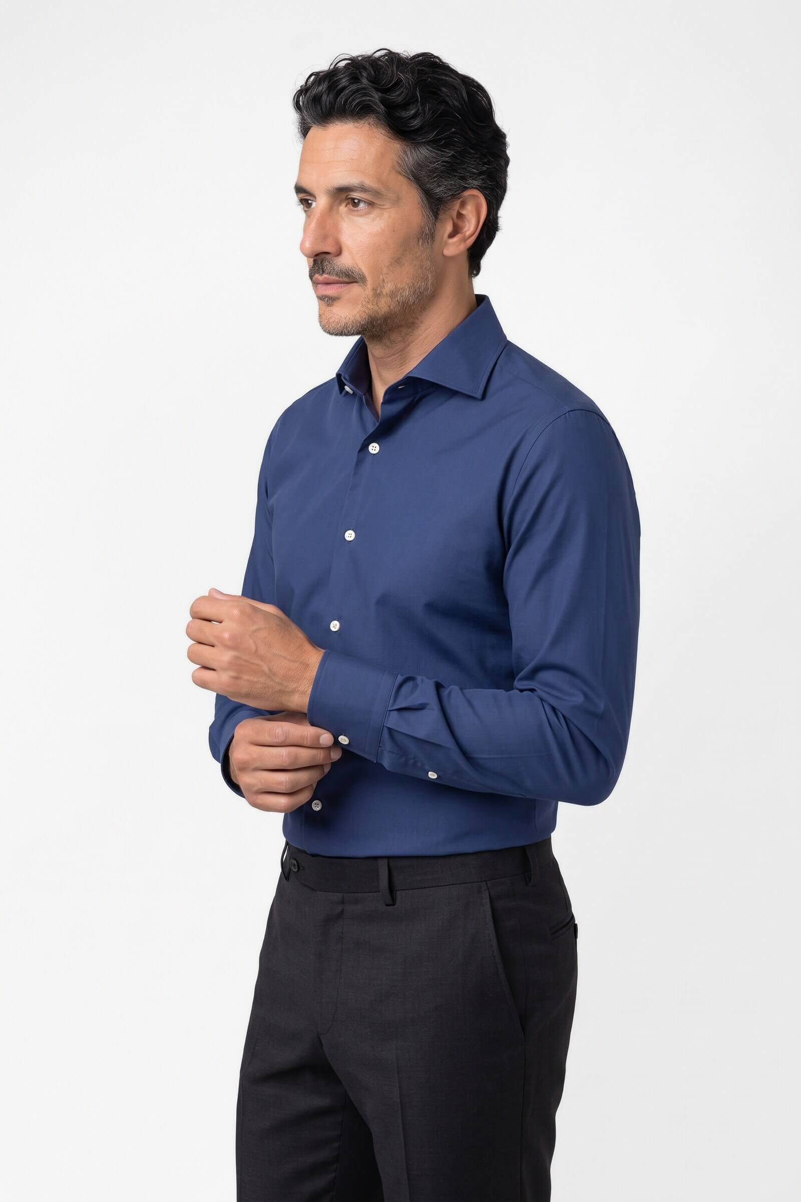 Camicia su misura Popeline Blu Notte Perlato indossata, vista di tre quarti