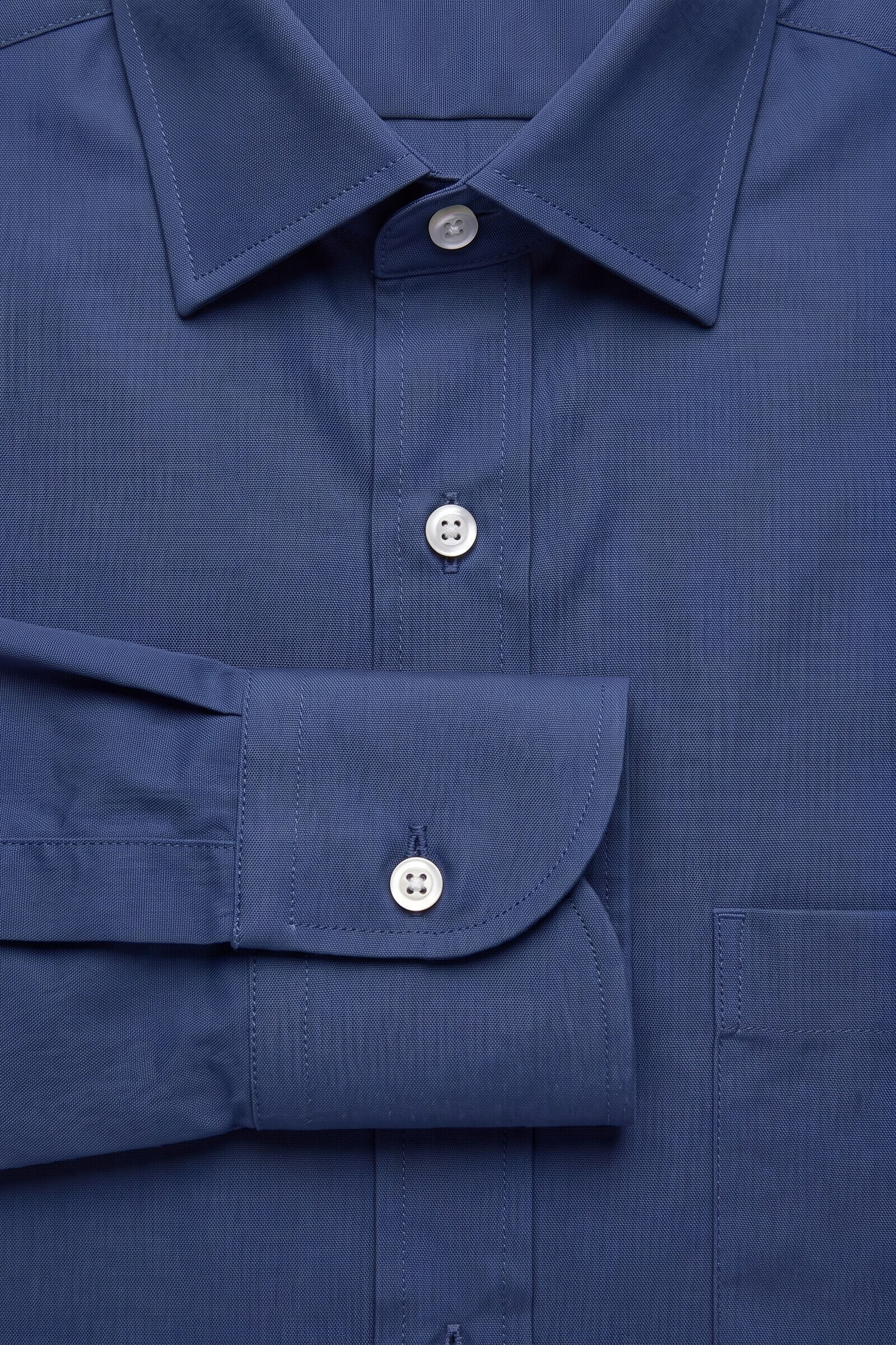 Particolare del polsino della camicia su misura Popeline Blu Notte Perlato