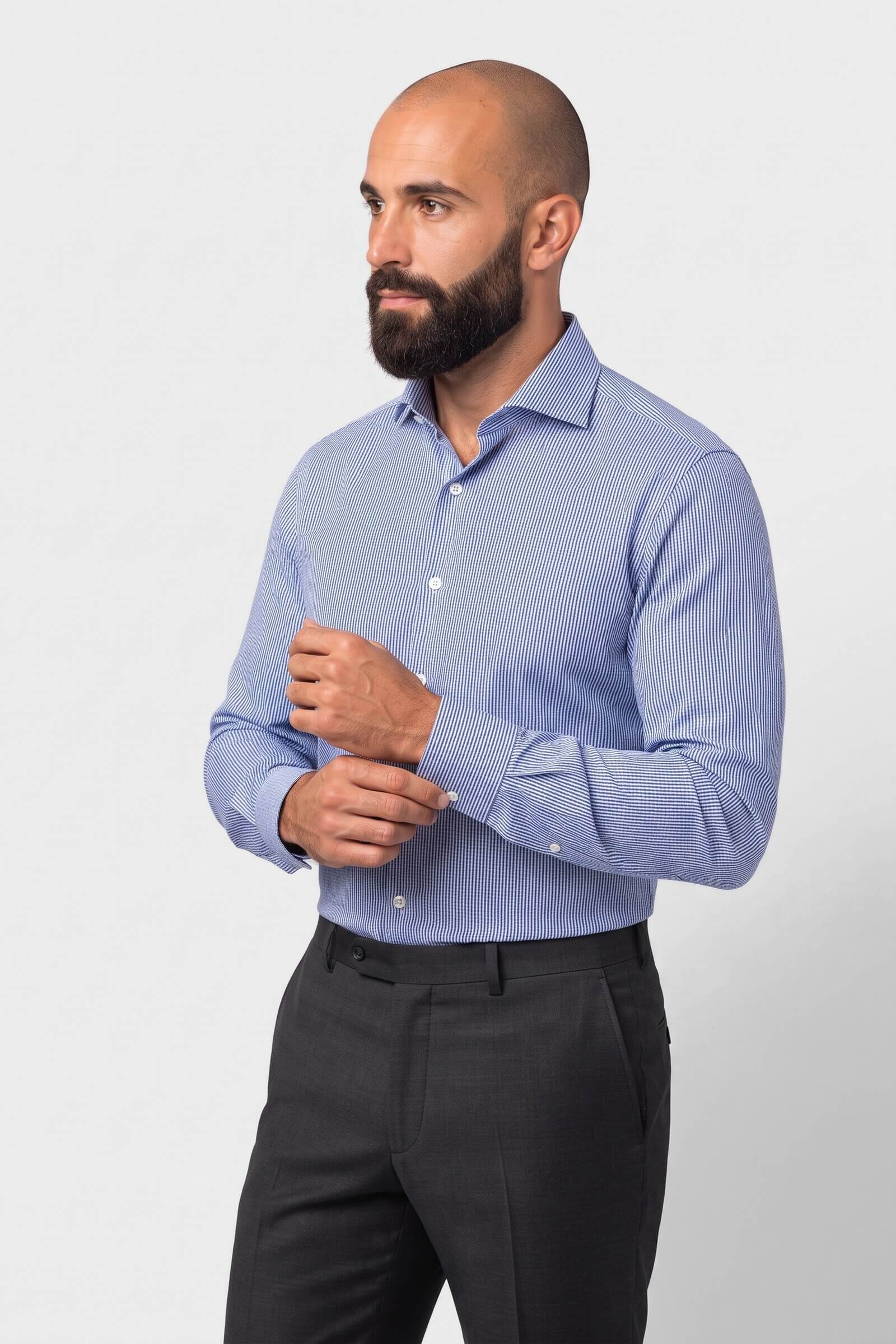 Camicia su misura Popeline Micro Riga Blu Scuro indossata, vista di tre quarti