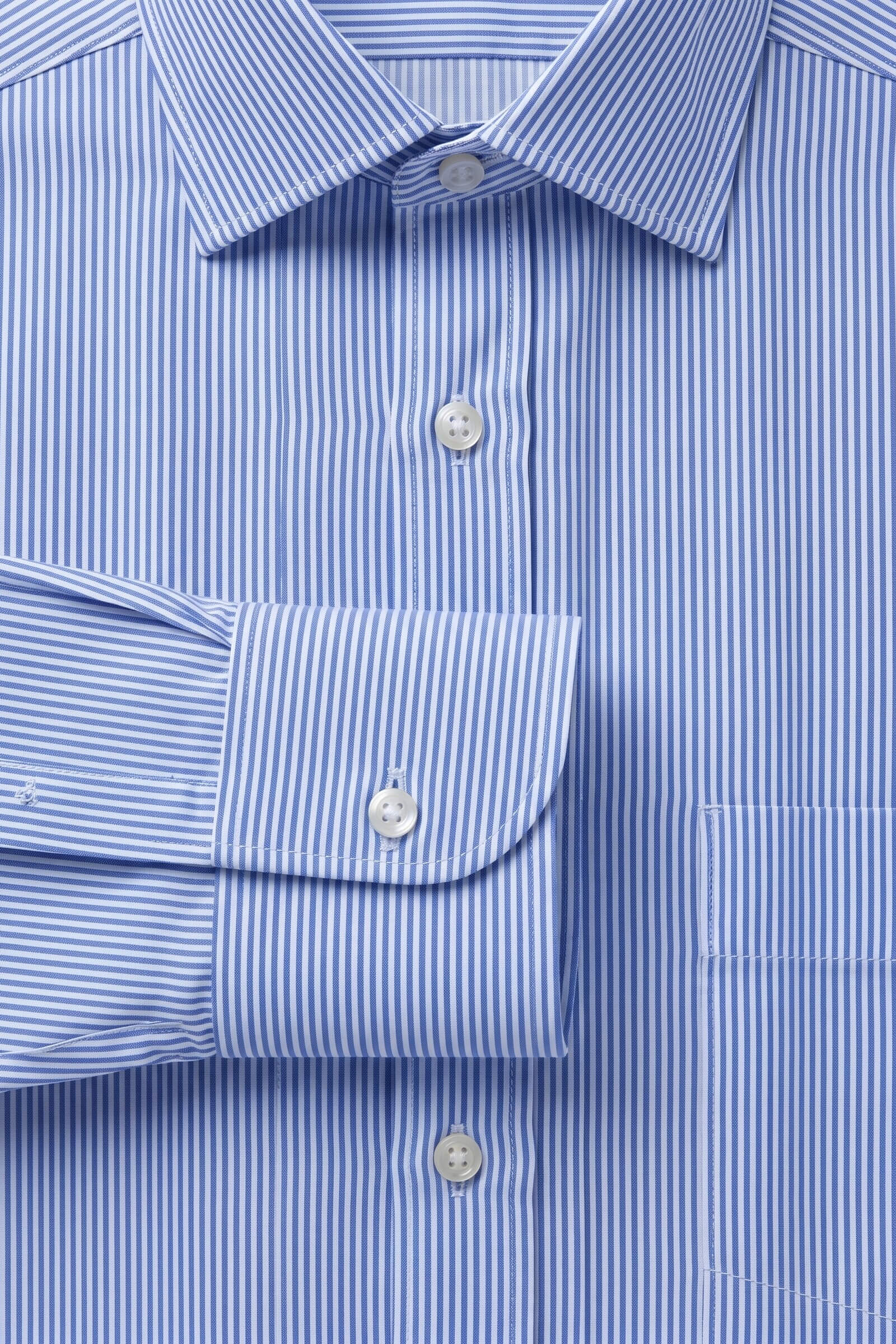 Particolare del polsino della camicia su misura Popeline Micro Riga Blu Scuro