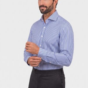 Camicia su misura Popeline Rigato Cobalto No Iron indossata, vista di tre quarti