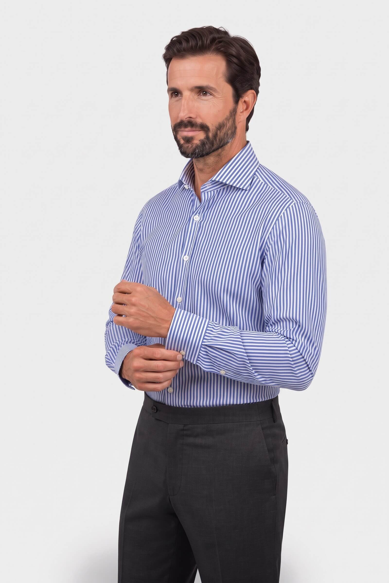 Camicia su misura Popeline Rigato Cobalto No Iron indossata, vista di tre quarti