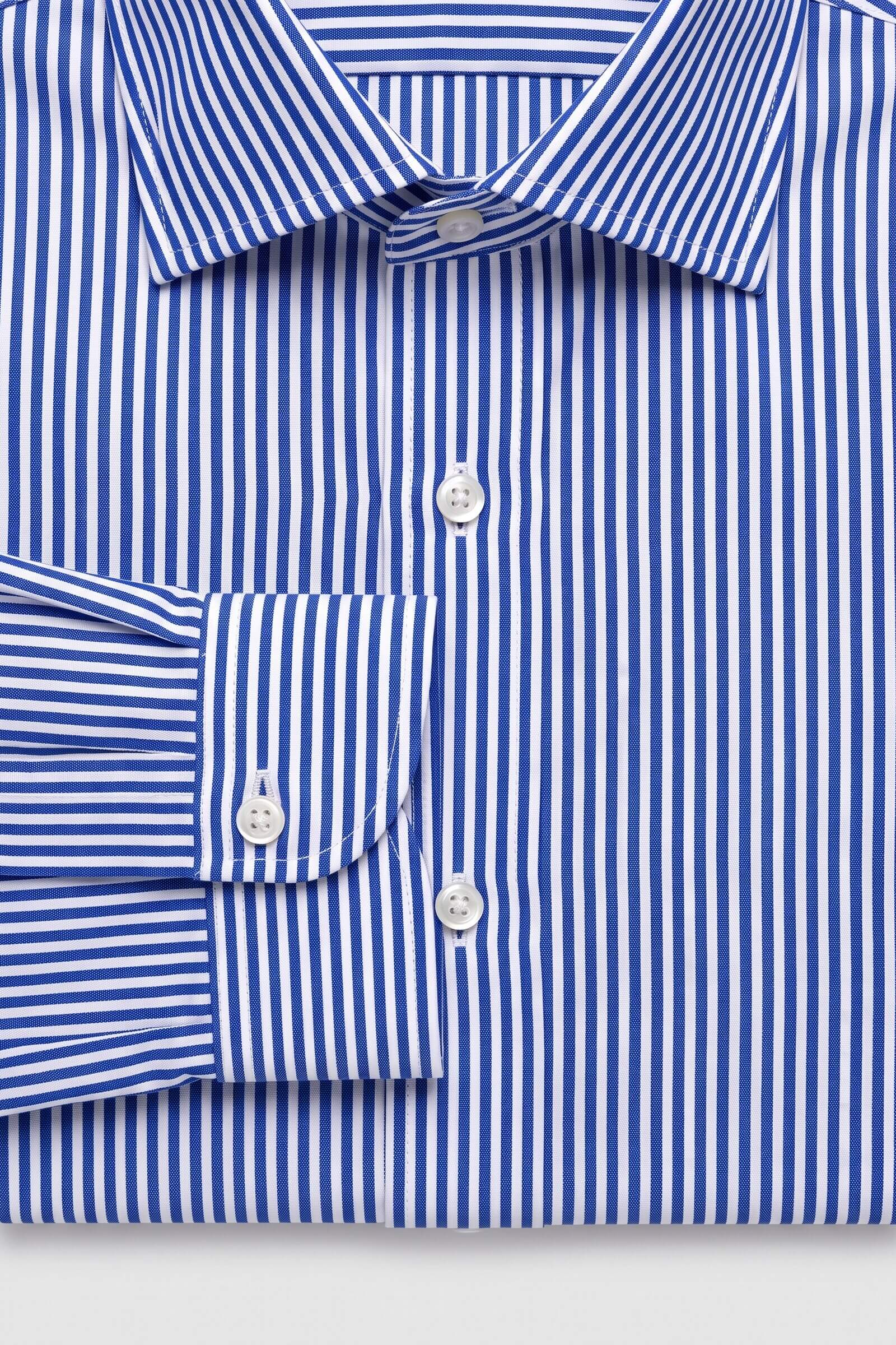 Particolare del polsino della camicia su misura Popeline Rigato Cobalto No Iron