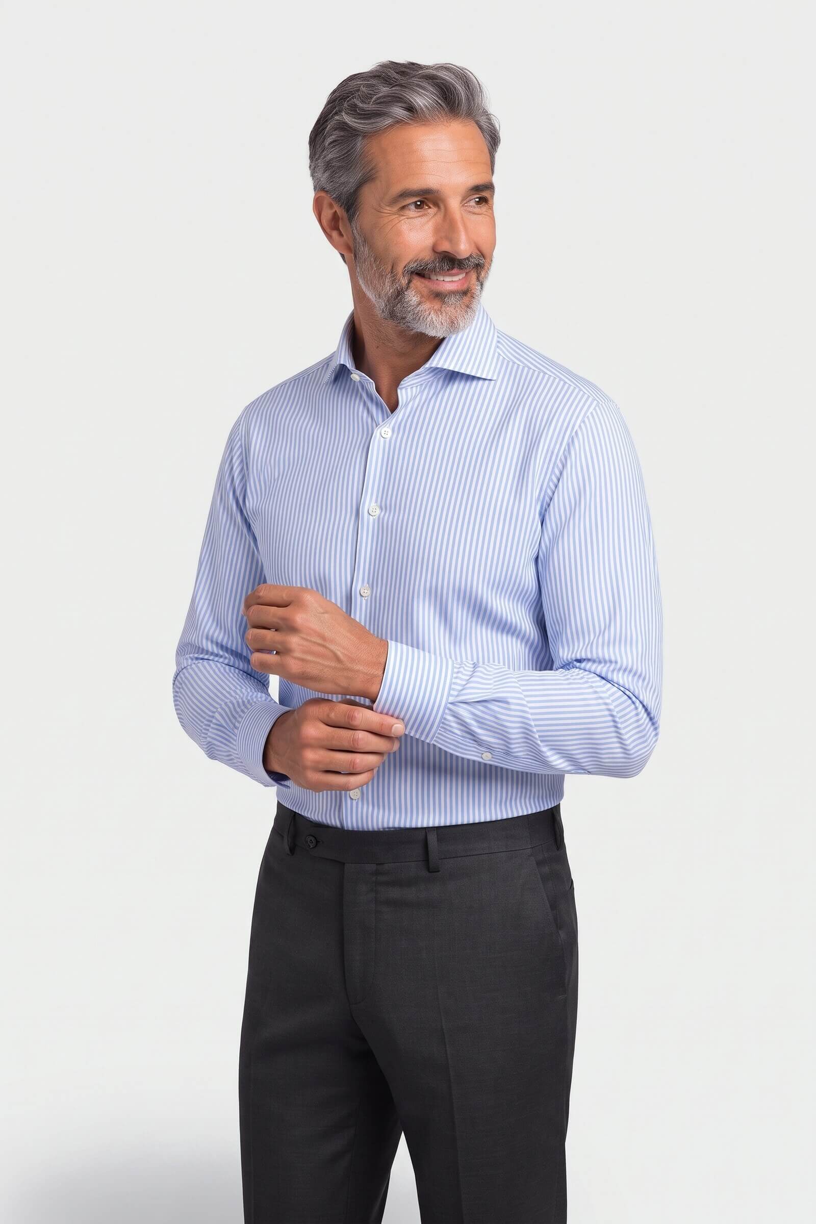 Camicia su misura Twill Rigato Largo Azzurro indossata, vista di tre quarti