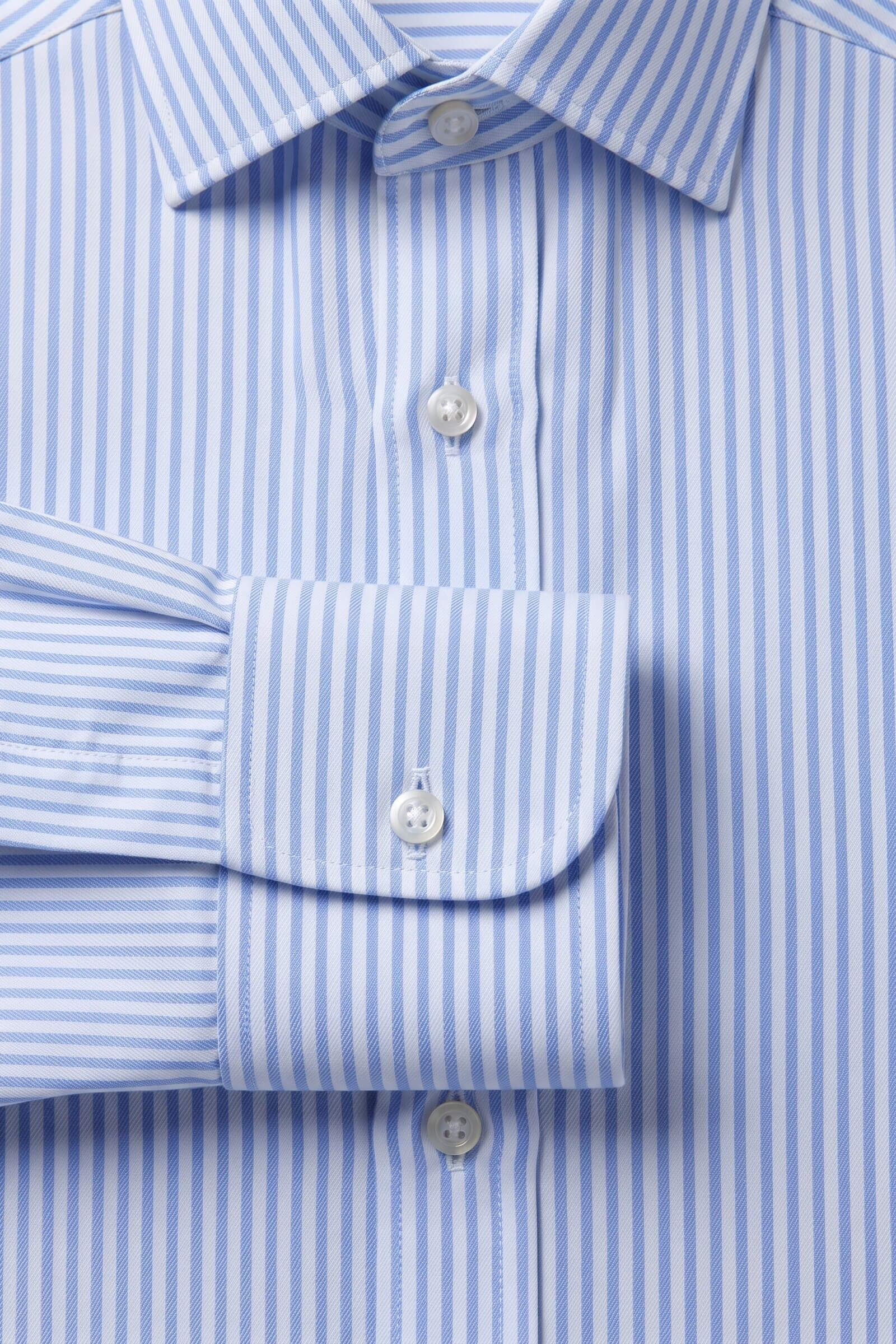 Particolare del polsino della camicia su misura Twill Rigato Largo Azzurro