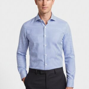Camicia su misura Twill Stretto Celeste indossata, vista frontale