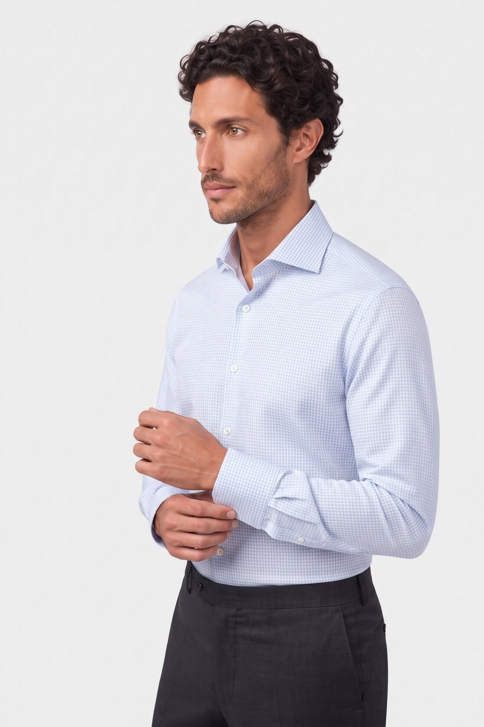 Camicia su misura Zephir Micro Quadrettato Celeste indossata, vista di tre quarti