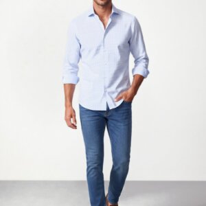 Camicia su misura Zephir Micro Quadrettato Celeste in un look casual