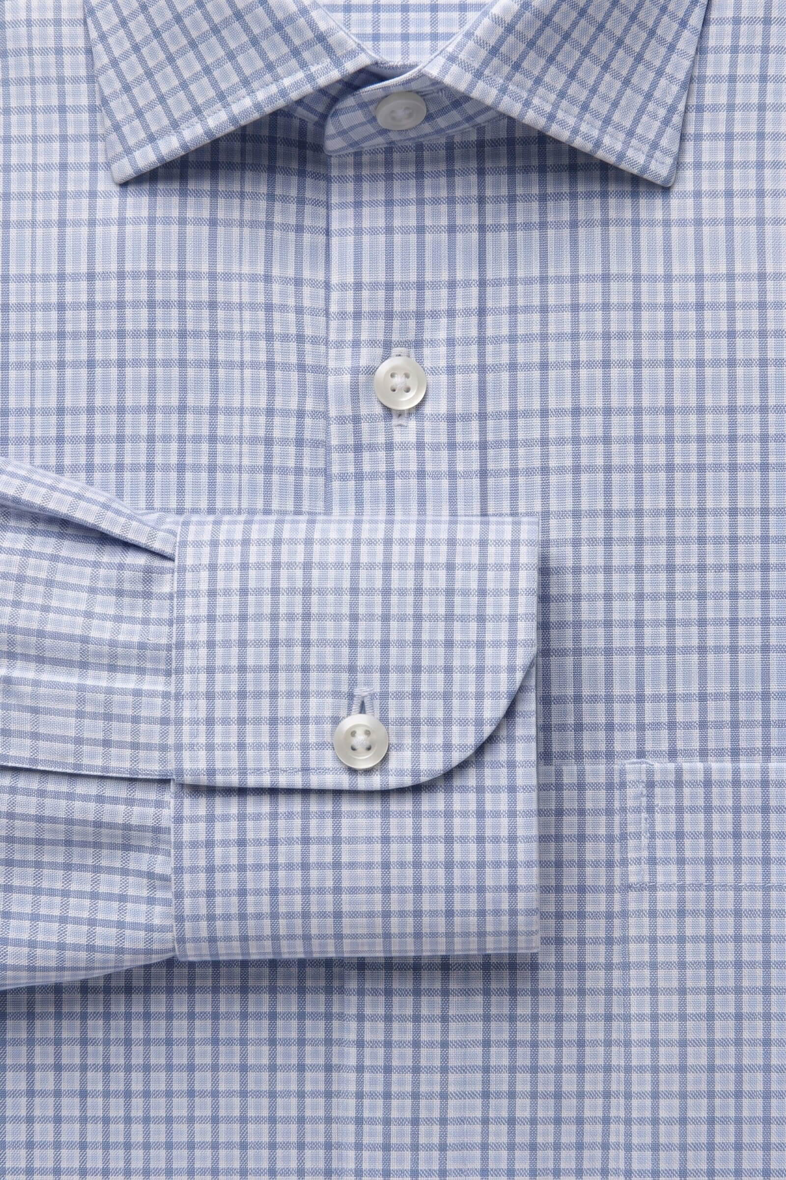 Particolare del polsino della camicia su misura Zephir Micro Quadrettato Celeste