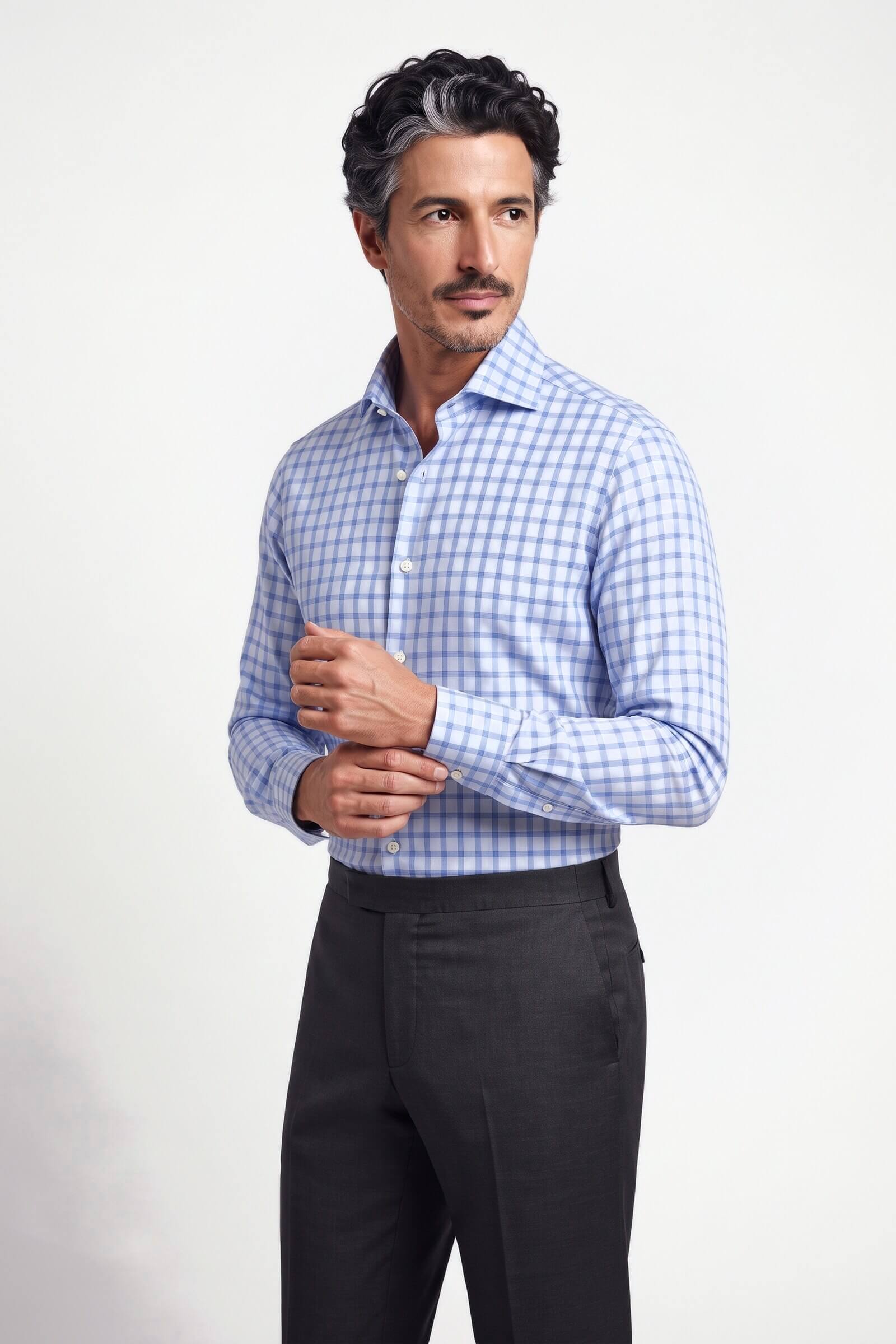 Camicia su misura Zephir Quadrettato Azzurro Chiaro indossata, vista di tre quarti