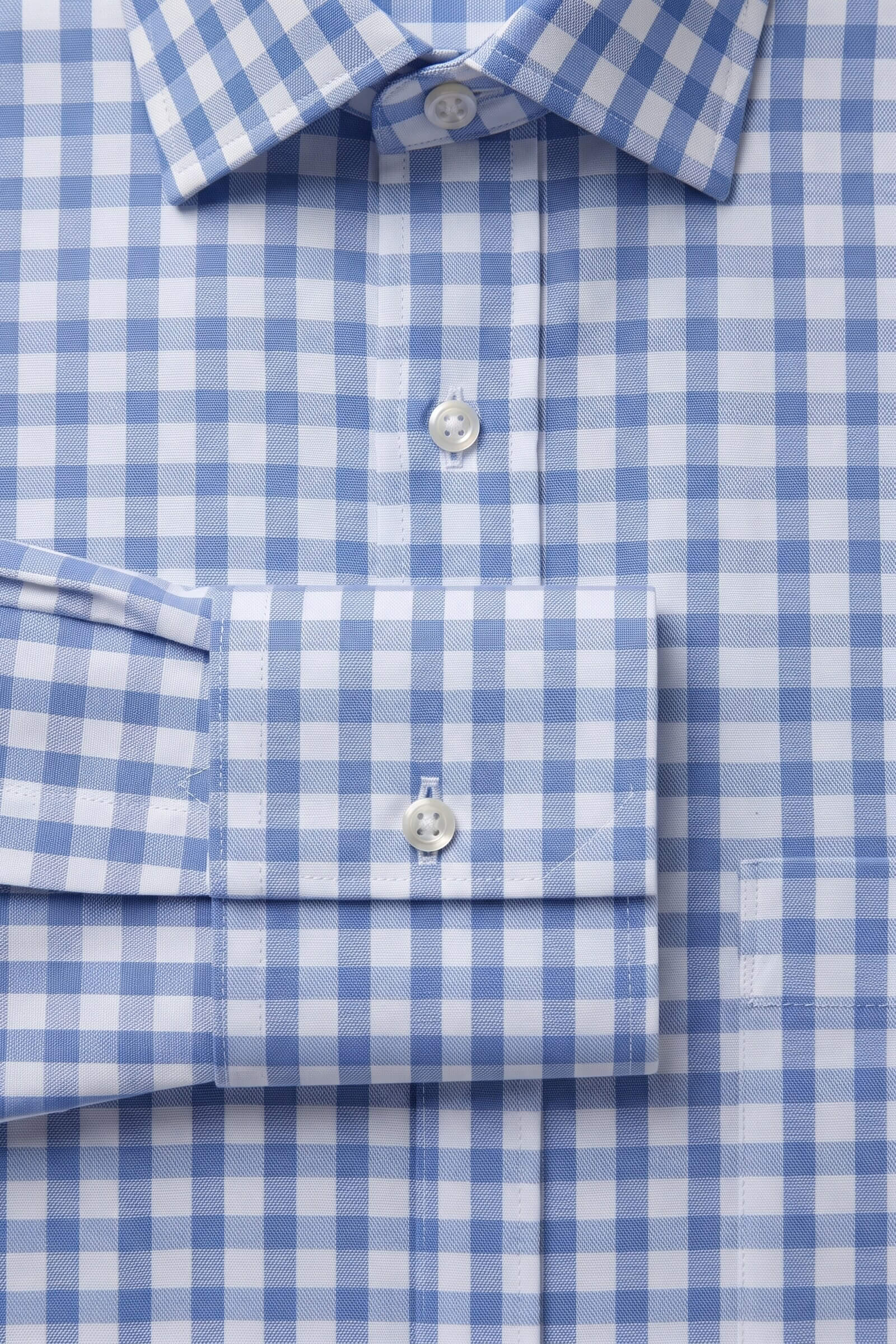 Particolare del polsino della camicia su misura Zephir Quadrettato Azzurro Chiaro