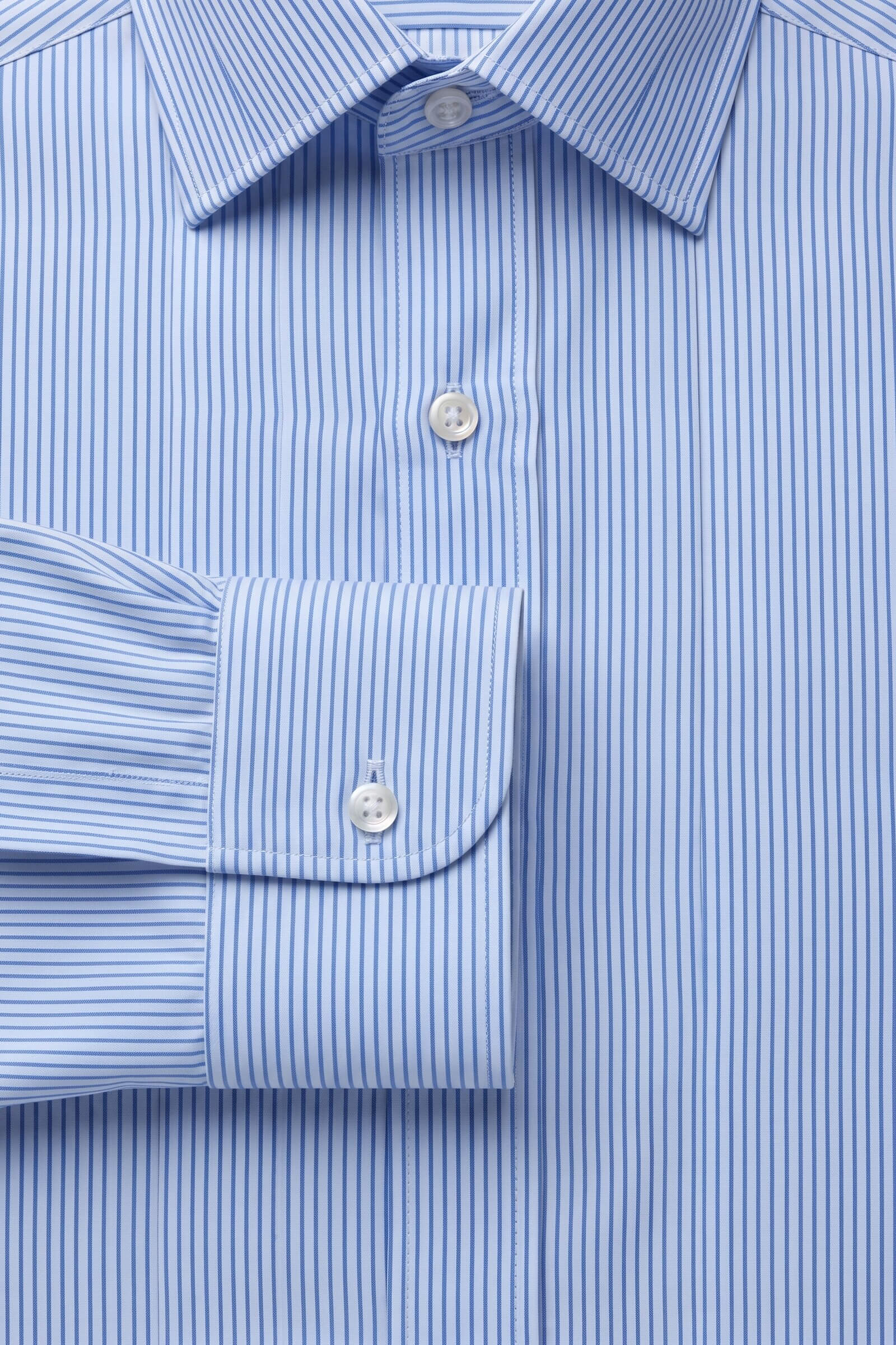 Particolare del polsino della camicia su misura Zephir Quadrettato Celeste