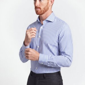 Camicia su misura Zephir Rigato Blu Cobalto indossata, vista di tre quarti